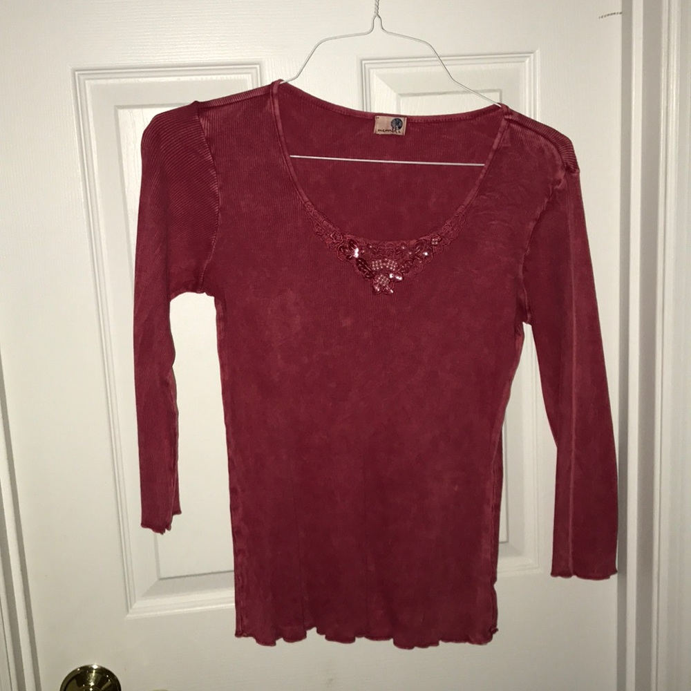 3/4 sleeve top beading in front. Distressed finish